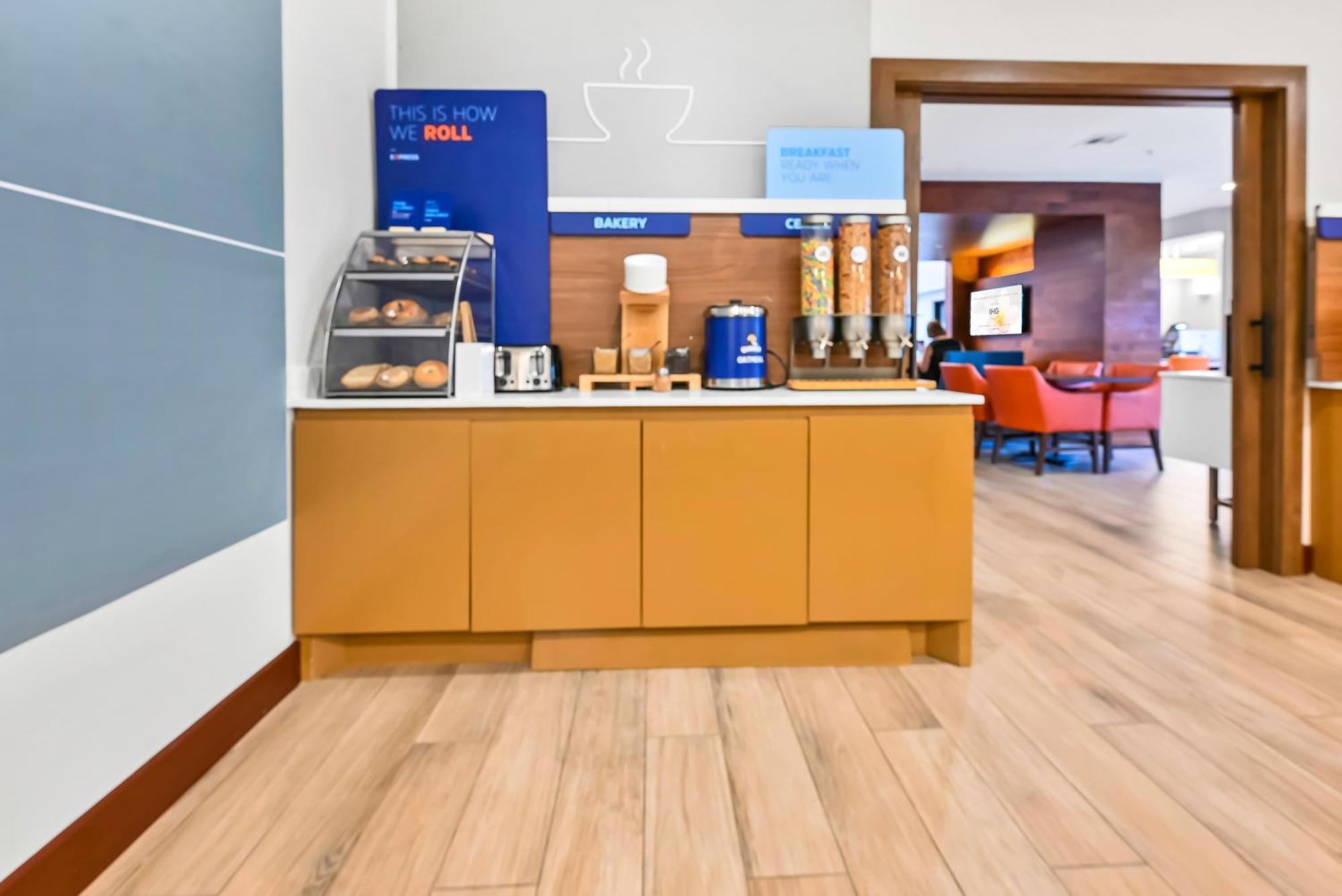 Holiday Inn Express Palestine By Ihg Exterior photo
